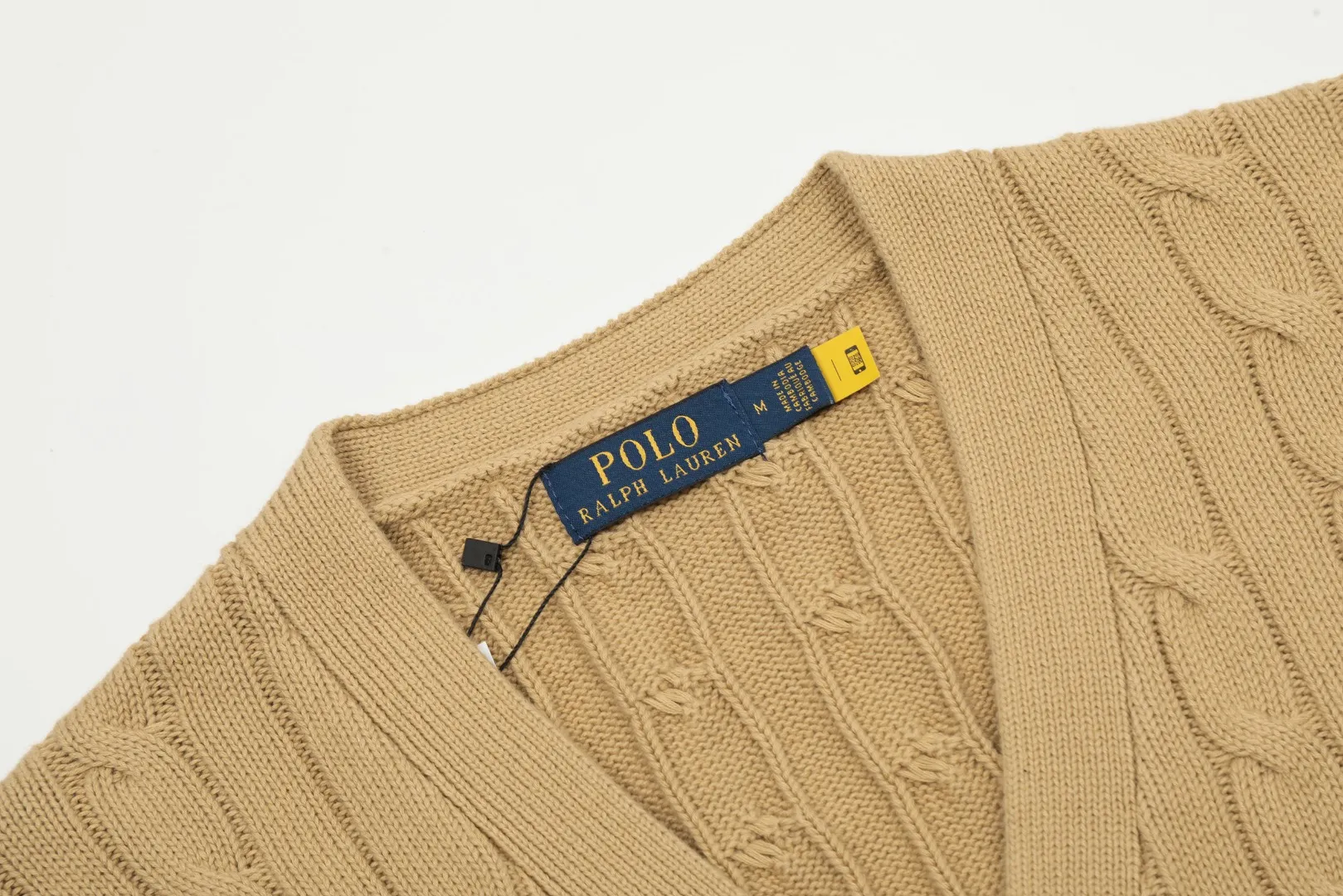 🅿️270 "Top quality" Style number: DS013# [Ralph Lauren V-neck solid color pony embroidered logo twist knitted cardigan] ✅Ralph Lauren classic basic versatile all-season couple knitted cardigan jacket ✅Main supplier platform live broadcast Wholesale entity Replacement if out of stock No removal from shelves ✅ZP quality 1:1 version Scan the code to enter the GF website Counter quality ✅Detailed quality The only one in Guangzhou Imported quality cotton yarn Focusing on high-end, cost-effective, good quality, needless to say. ✅The version is restored to the original. The maximum size can be worn up to 200 pounds. Loose, comfortable and stress-free. ✅The upper body is simple and easy to match. A must-have for ootd. Good-looking clothes are never picky. A must-have for couples with the same style. Size: S-XL. Color: black, navy, off-white, gray, light blue, khaki.